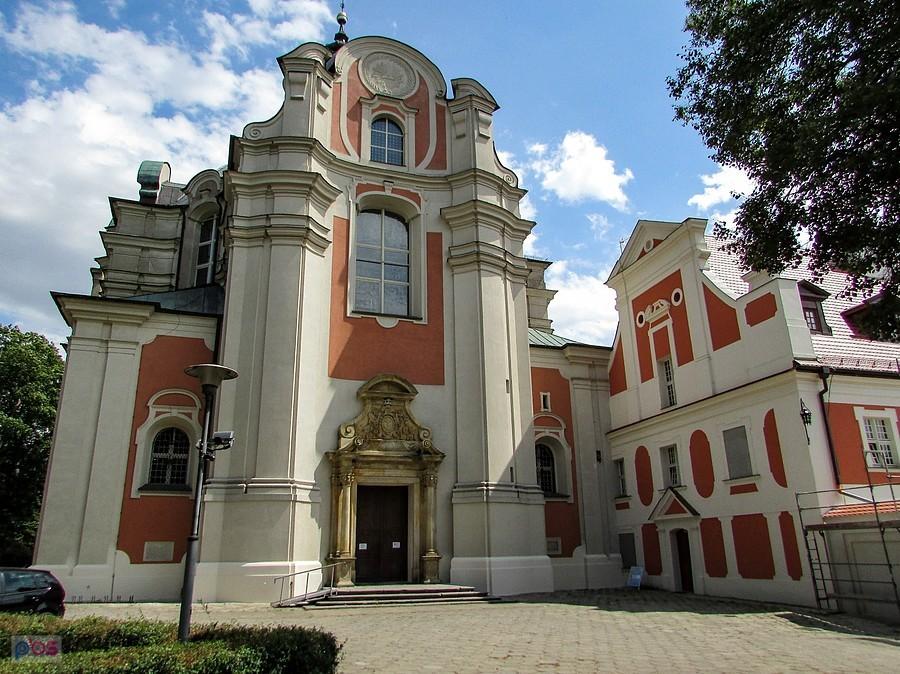 Przed kościołem cystersów w Lądzie