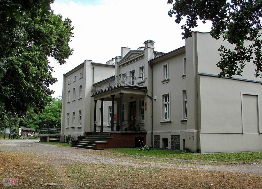 Dwór w Lądzie zeszpecony przybudowanym blokiem