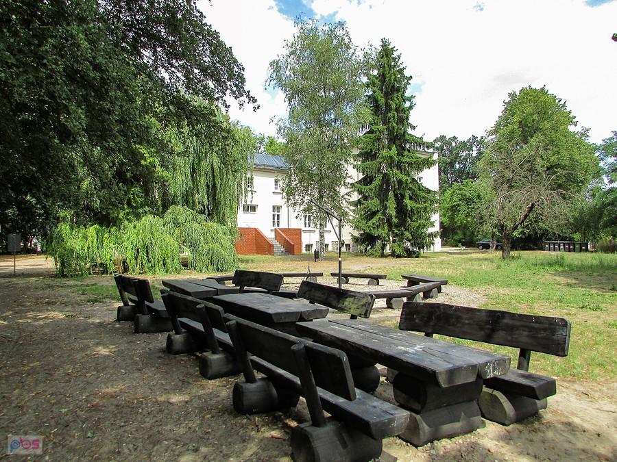 Miejsce piknikowe w ogrodzie za dworem
