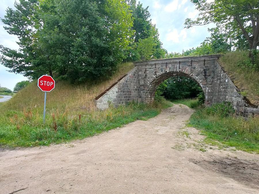 Wiaduktu nad DK20 już nie ma, ale ostał się tuż obok.
