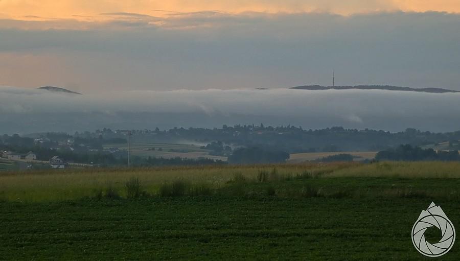 pasmo Suchej Góry wyłania się z chmurki