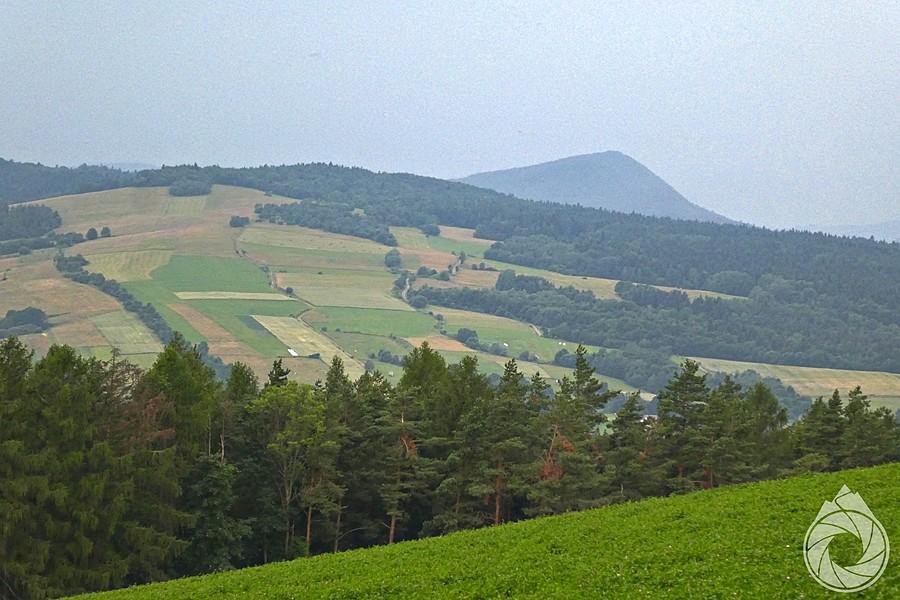 Cergowa wychyla się zza wzgórzy, czekając na burzę