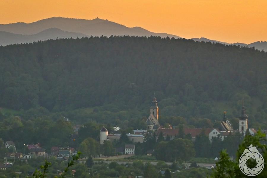 zespół kościelny Starego Sącza i Gorce o zachodzie