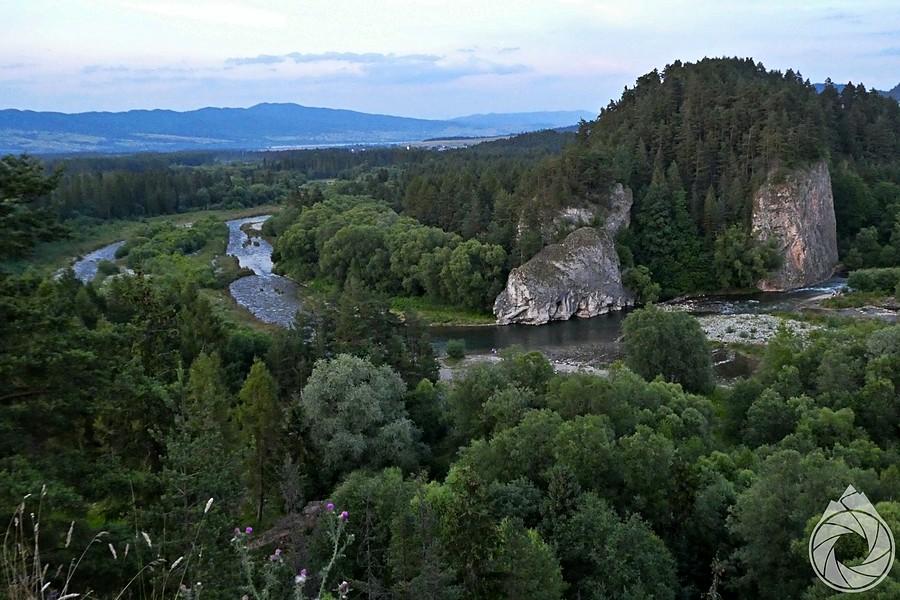 Przełom Białki w Krempachach, ładnie widoczna skała Kramnica