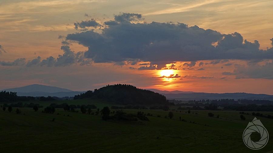 Cisowa Skała i Babia Góra z przydatkami w tle