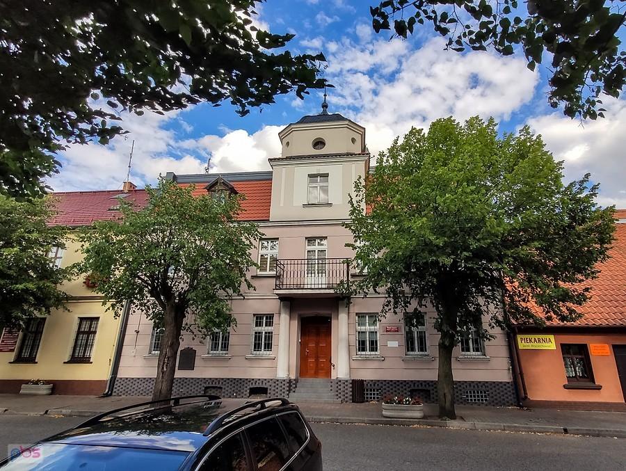 Skromny ratusz miejski w Dobrzycy