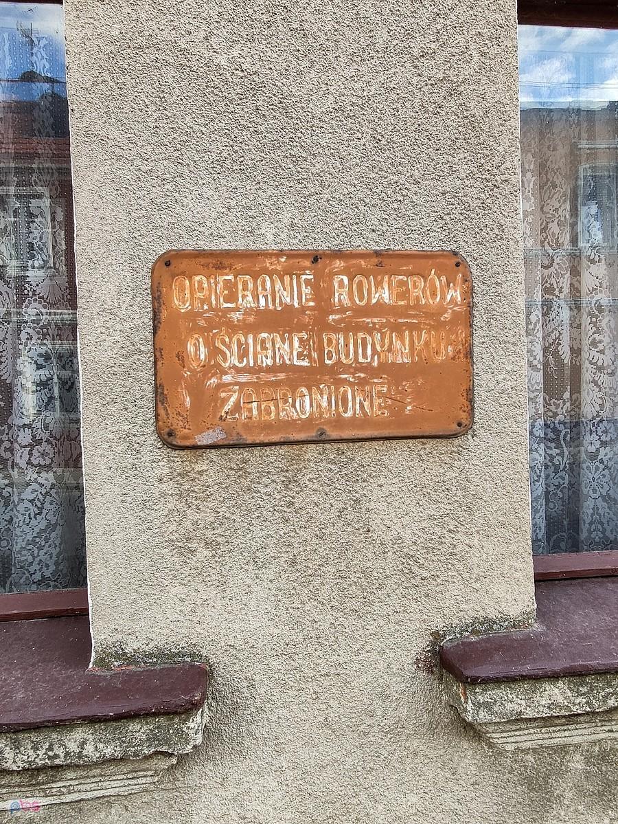Dobrzyca - zabytkowa rowerowa tabliczka
