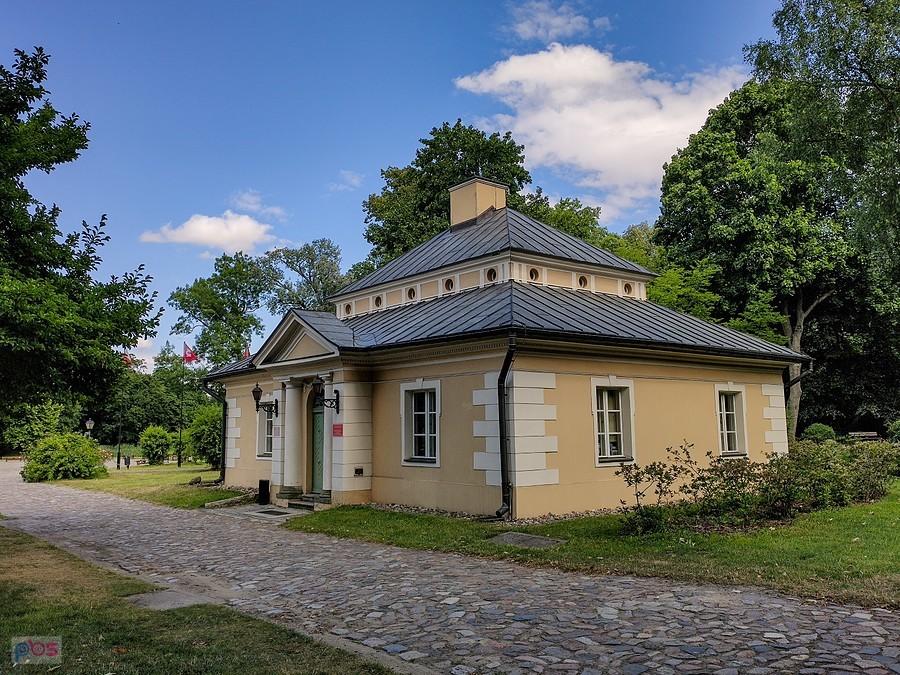 Domek Ogrodnika - budynek adm. zespołu pałacowo-parkowego