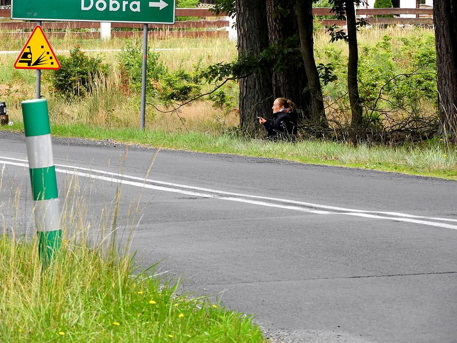 Pod Dobieszczynem - kobieta z jagodami.