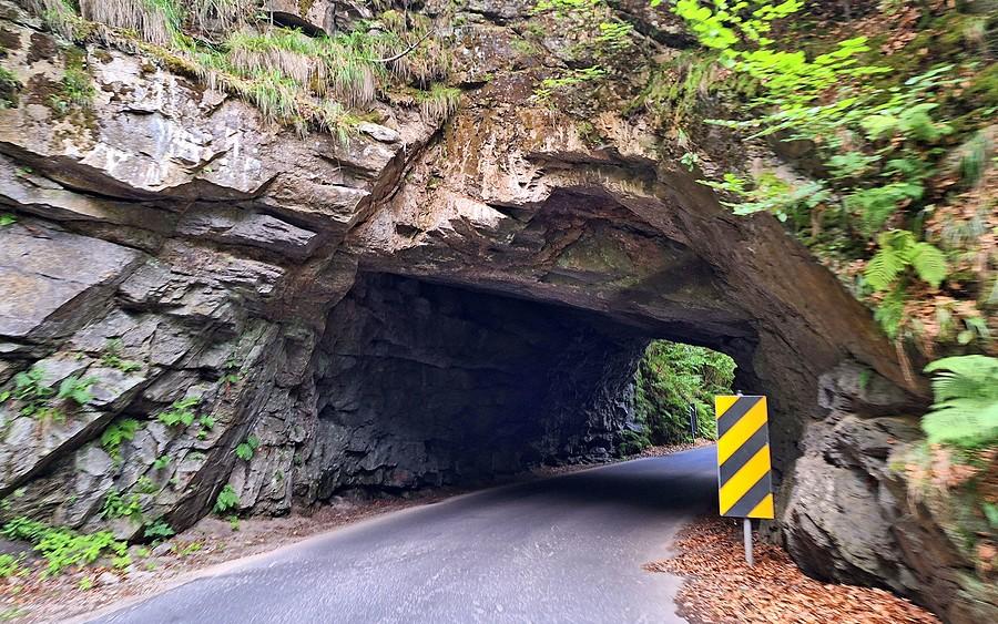 Skalny tunel w Piechowicach