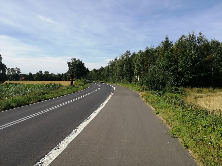 Nowy asfalt na trasie Sułów - Trzebnica.