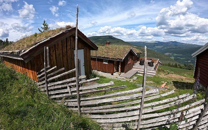 Uroki hytt i charakterystyczne norweskie ogrodzenie