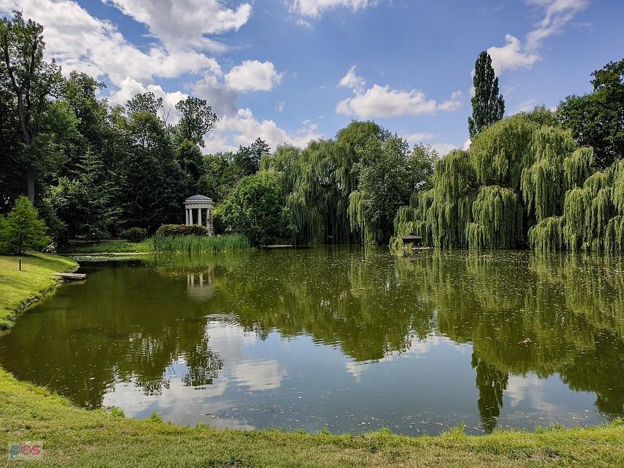 Dobrzyca - duży staw z Monopterem na wyspie