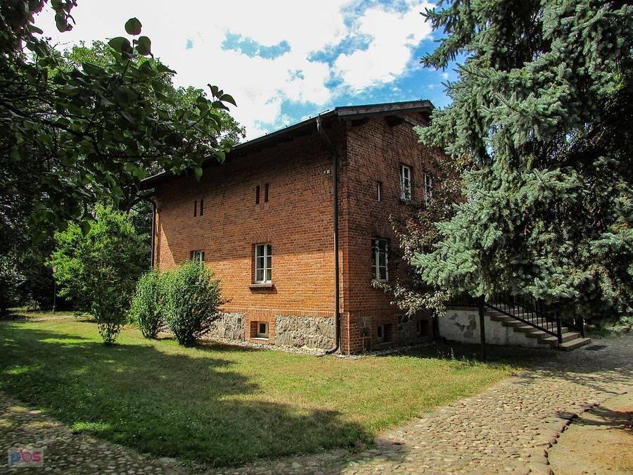 Dobrzyca - budynek dawnej przypałacowej osady ogrodniczej