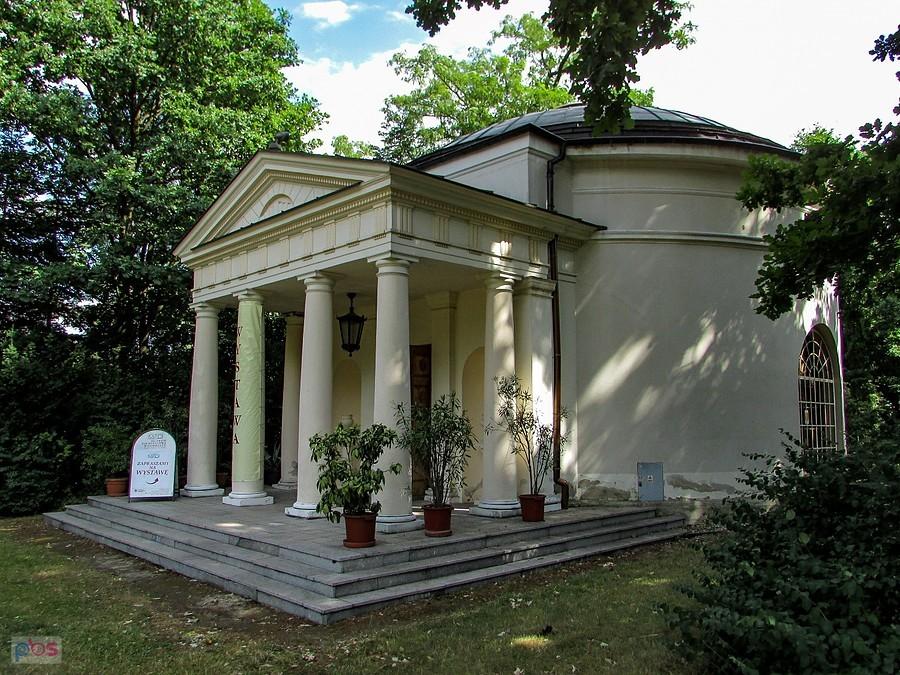 Panteon w parku pałacowym w Dobrzycy
