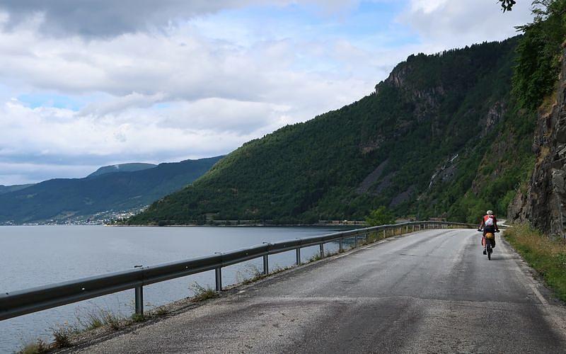 Ta urocza droga to alternatywa dla rowerów, obok biegnie tunel