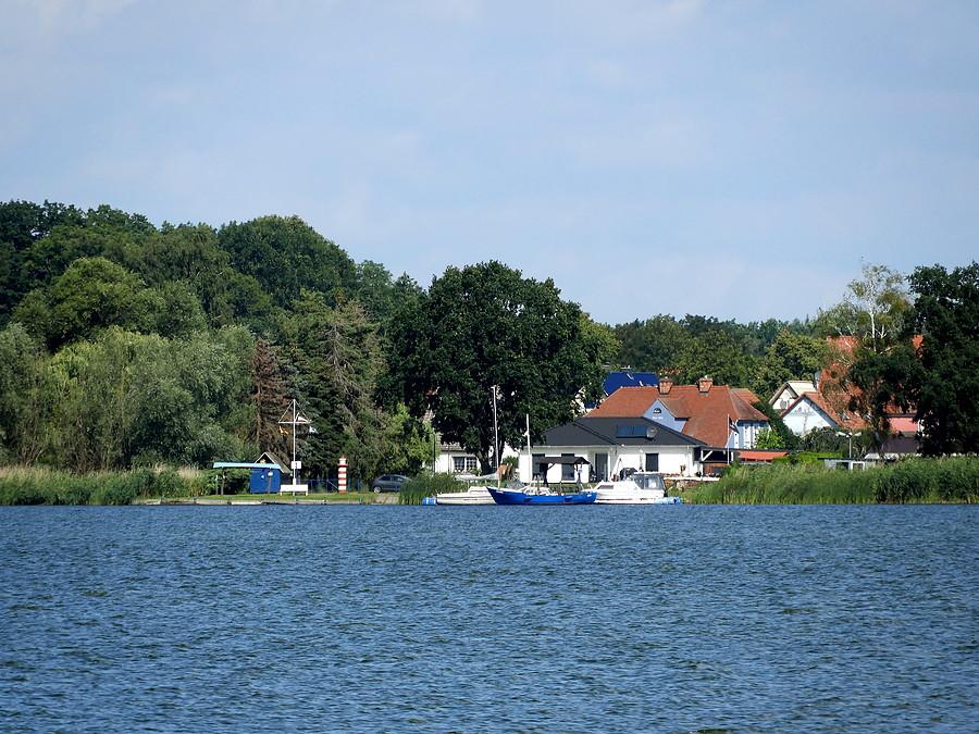 Widok na Altwarp z przystani w Nowym Warpnie.