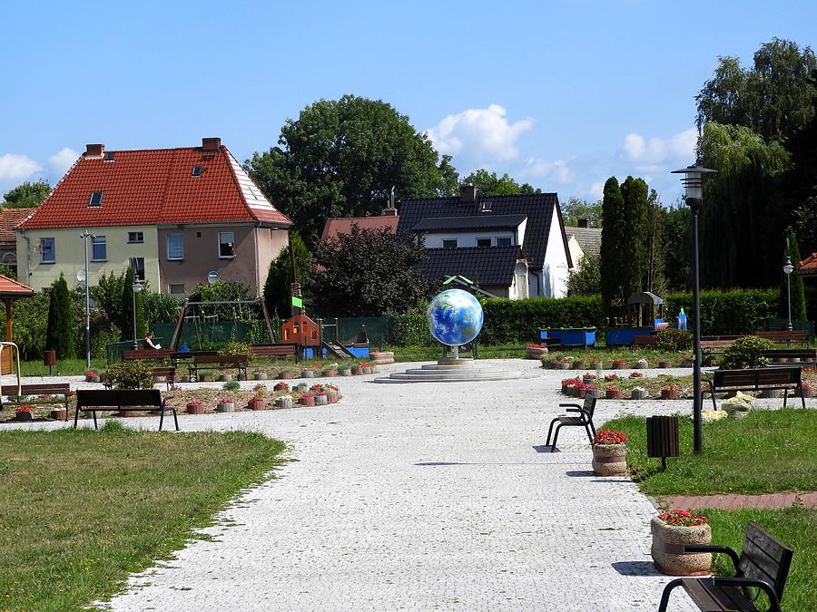 Nowe Warpno i globus.