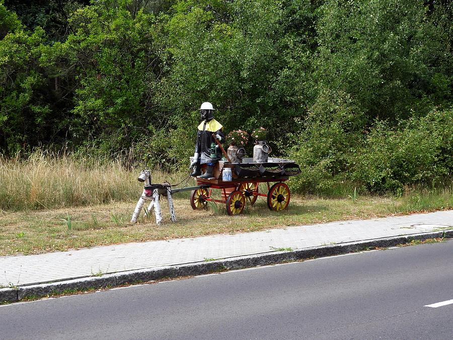 Przydrożna instalacja.