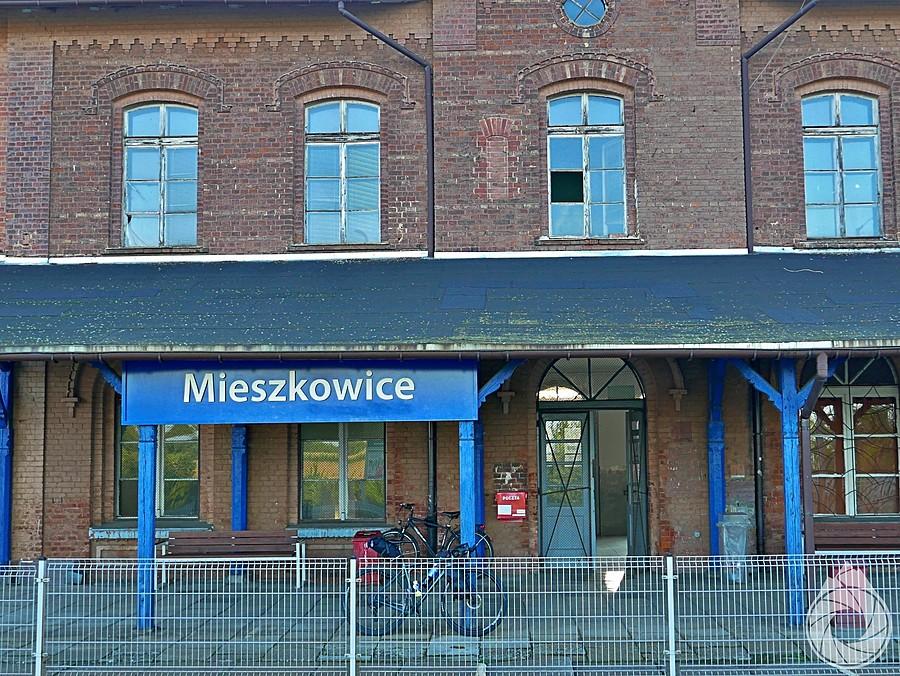 w Mieszkowicach kasa może i zamknięta, ale otworzyli poczekalnię pierwszy raz od lat, a perony odrutowali