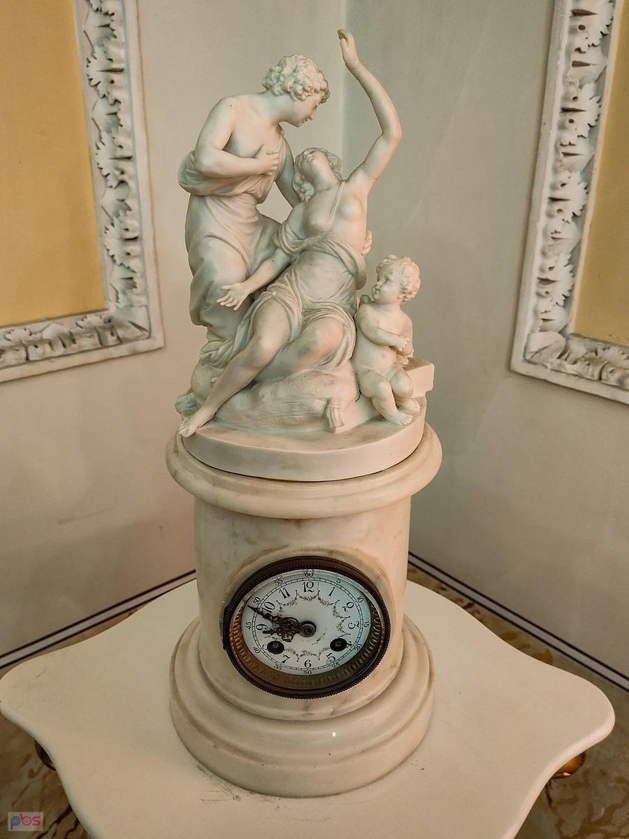 Pałac w Dobrzycy - marmurowy zegar klasycystyczny w salonie ze sztukaterią
