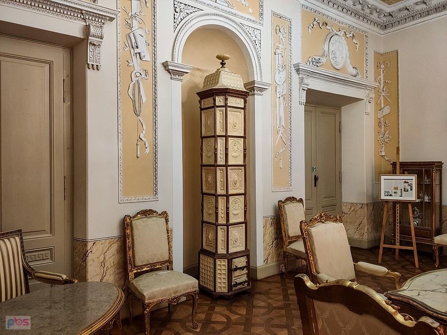 Pałac w Dobrzycy - salon ze sztukaterią