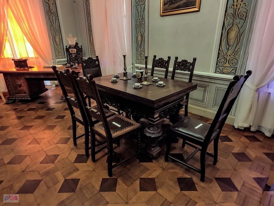 Pałac w Dobrzycy - komplet mebli gdańskich w salonie narożnym