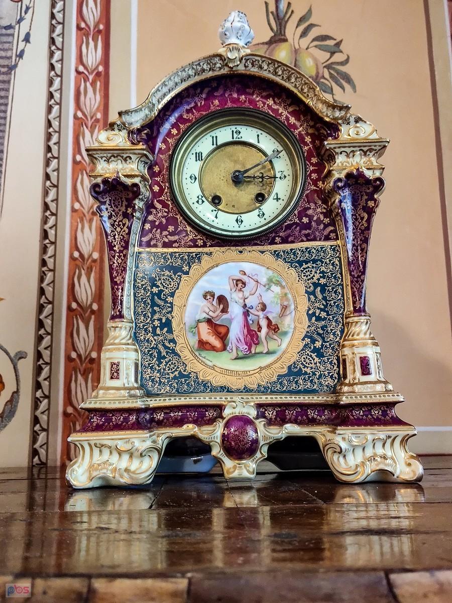 Pałac w Dobrzycy - zegar porcelanowy w saloniku groteskowym