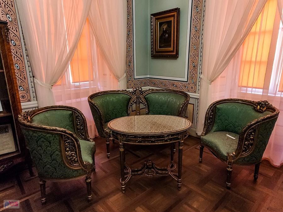 Pałac w Dobrzycy - gabinet, z wyposażeniem w stylu Ludwika XVI