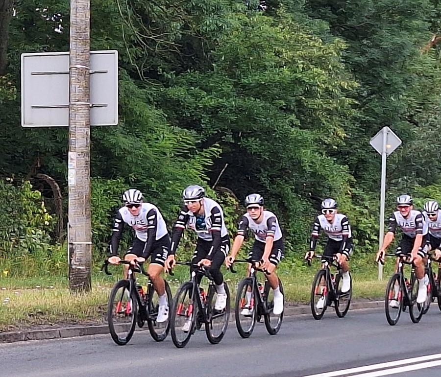 UAE TEAM EMIRATES jedzie sobie przez poznański Dębiec :)