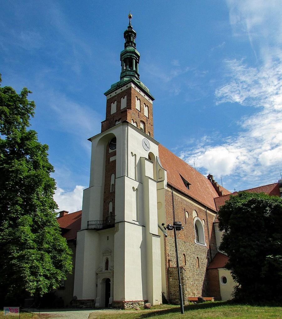 Lubiń - wieża kościoła to konstrukcja romańsko-barokowa