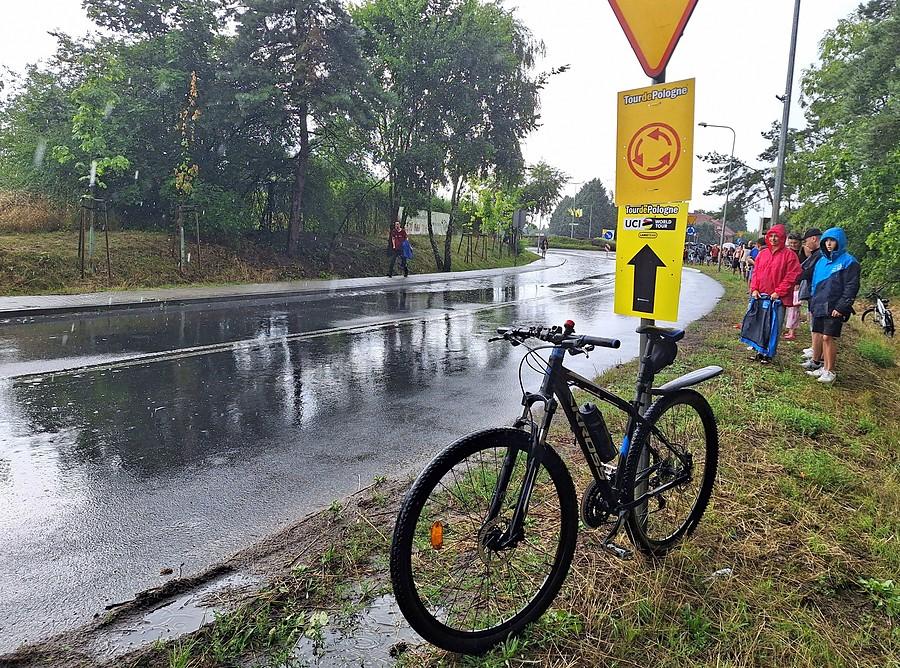 Oczekiwanie w deszczu na TdP