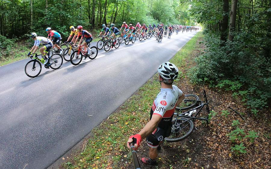 A jakże fajnie zobaczyć taki liczny i kolorowy peleton :)