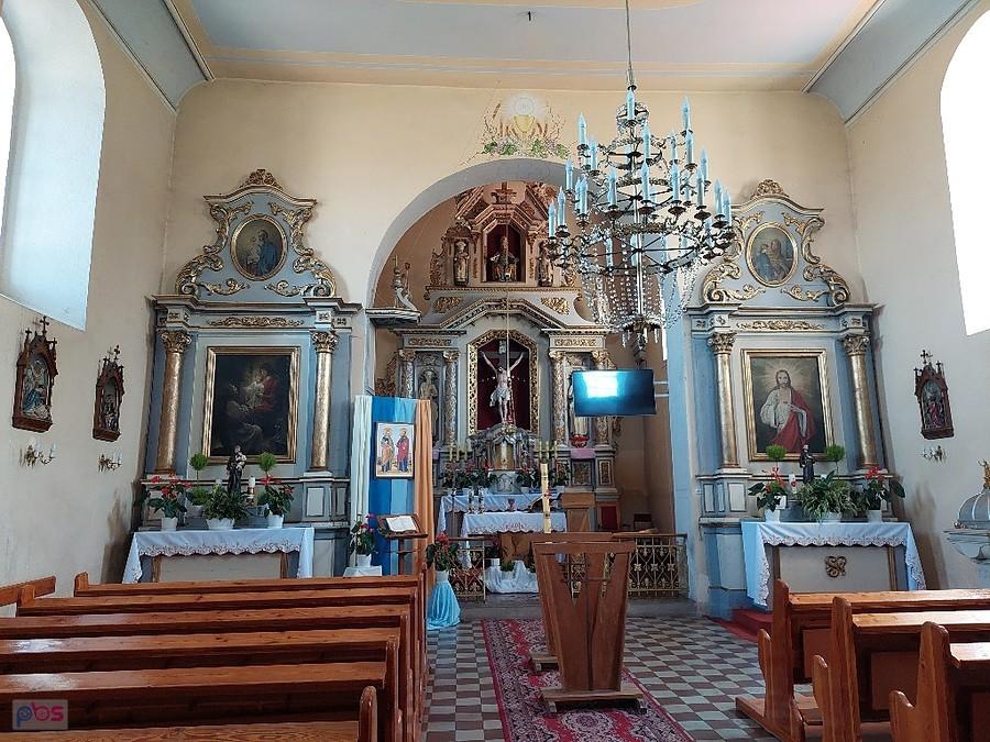 Prezbiterium kościoła w Krzyworzece, lewy boczny ołtarz ze świętym Bernardem, prawy z Jezusem Miłosiernym