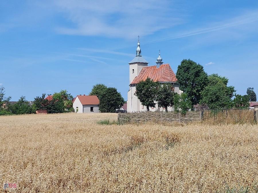 Po minięciu Jasnej Góry oczom ukazuje się sylwetka kościoła Narodzenia NMP w Komornikach