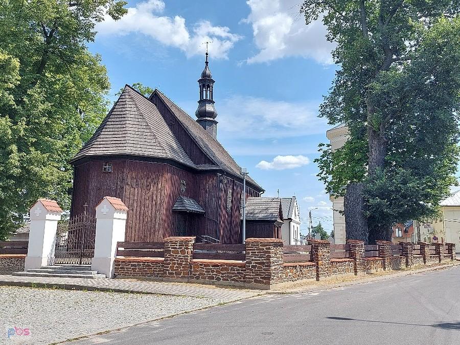 W "centrum" Skomlina taka modrzewiowa perełka- kościół pw św. Filipa i św. Jakuba