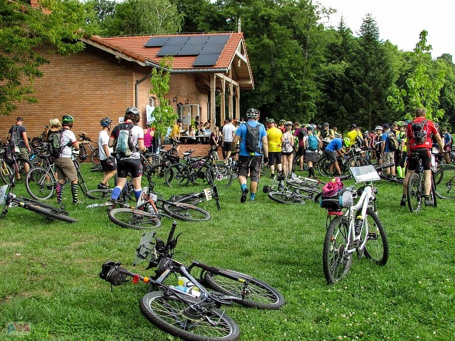 Zawodnicy schodzą się na odprawę przedstartową