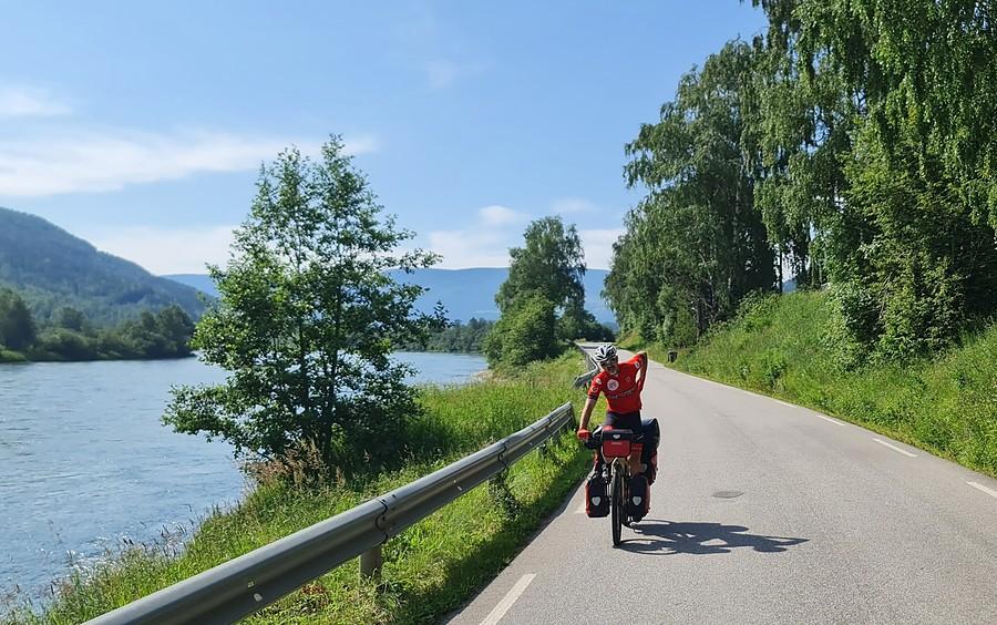 Po 20km szybkiego zjazdu czas na jazdę w dolinie rzeki Gudbrandsdalslågen