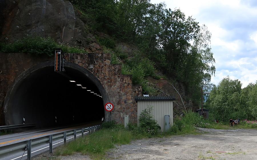 Tunel z zakazem dla rowerów - alternatywna ścieżka dla nas jest obok