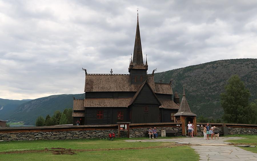 Stavkirke (kościół klepkowy) w Lom