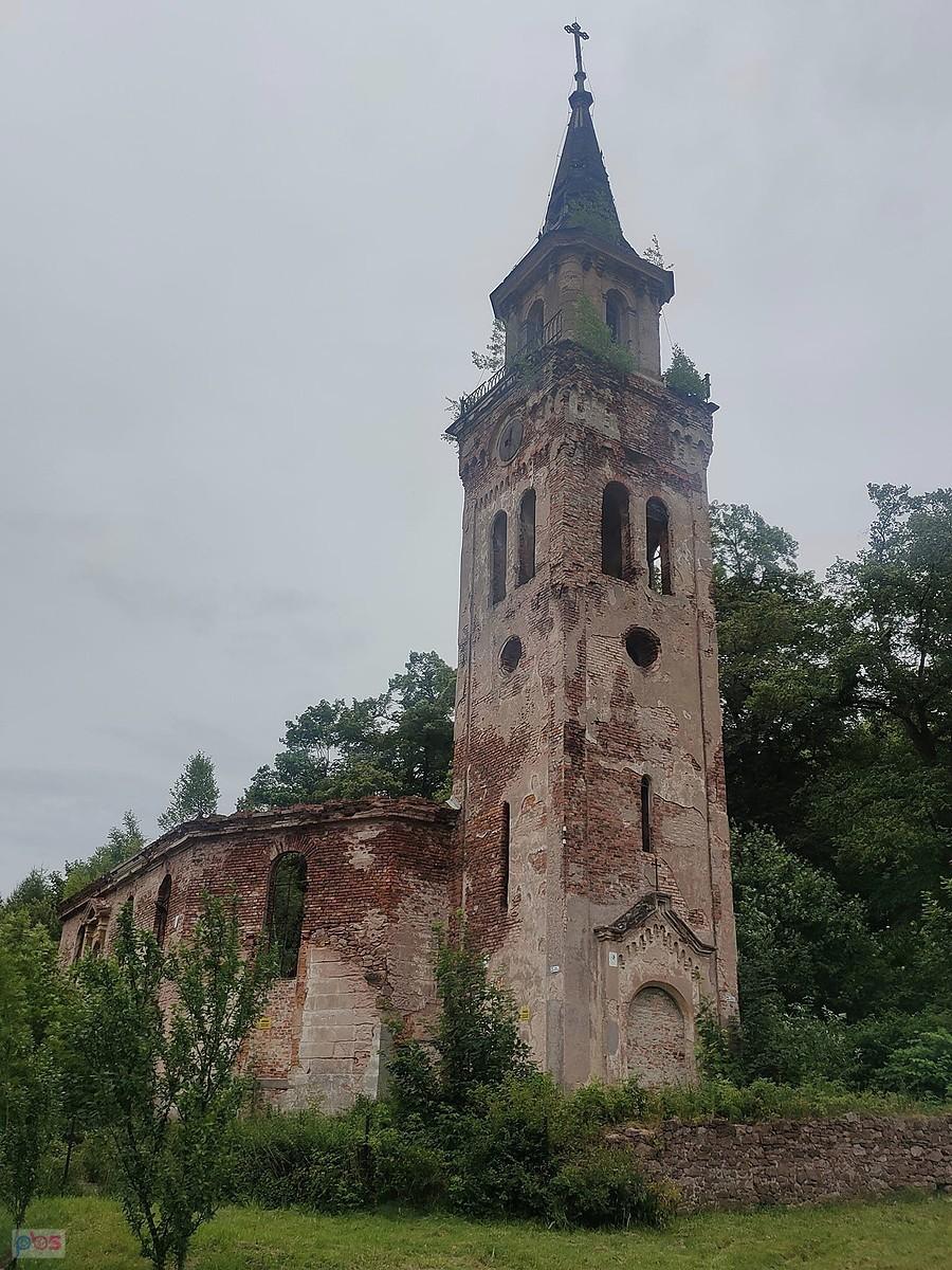 Ruiny kościoła ewangelickiego w Unisławiu Śląskim