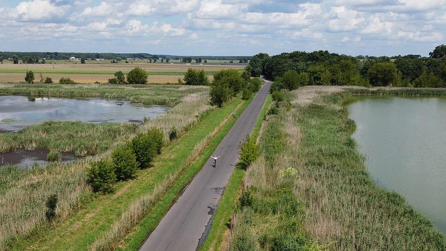 Lubię ten fragmencik szosy przy stawach w Grzybnie (by dron)