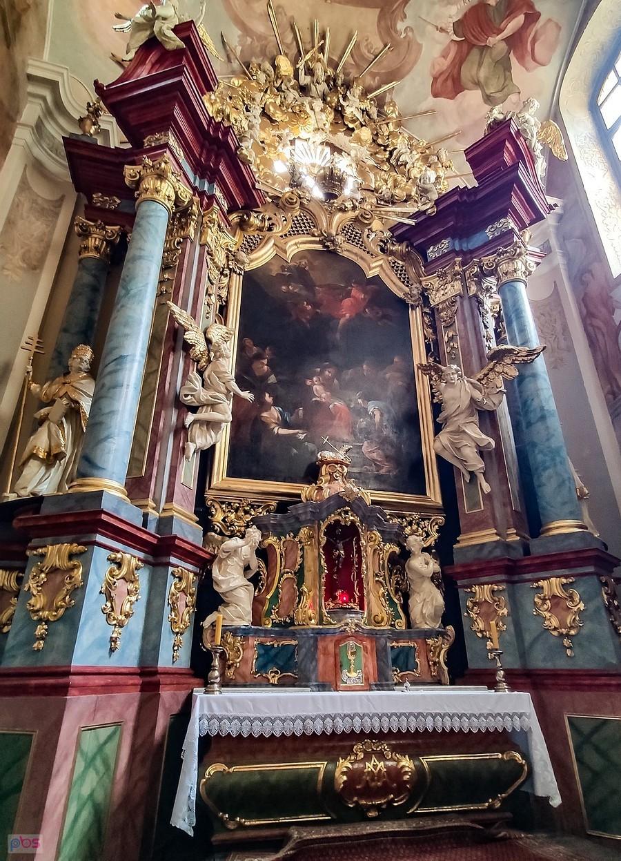 Ołtarz główny kościoła klasztornego