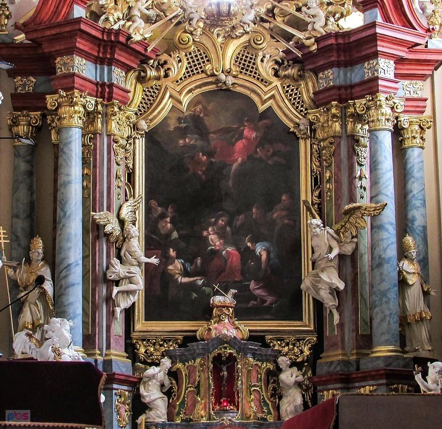 Obraz na ołtarzu przedstawia narodzenie Najświętszej Marii Panny