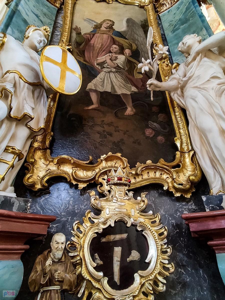Lubiń - ołtarz przy prezbiterium z aniołem stróżem