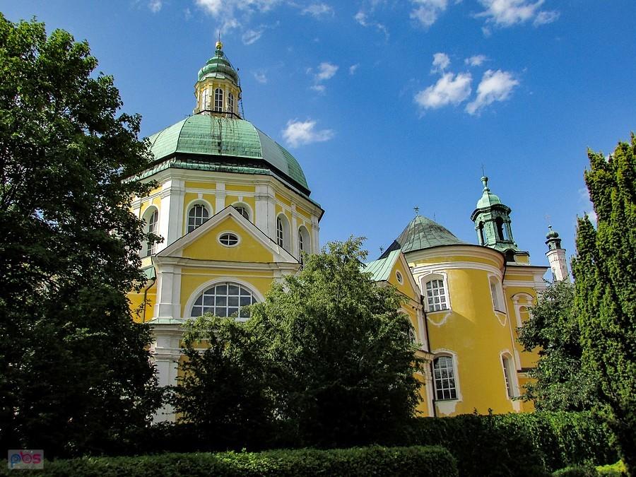 Bazylika na Świętej Górze - widok świątyni od strony klasztoru Filipinów