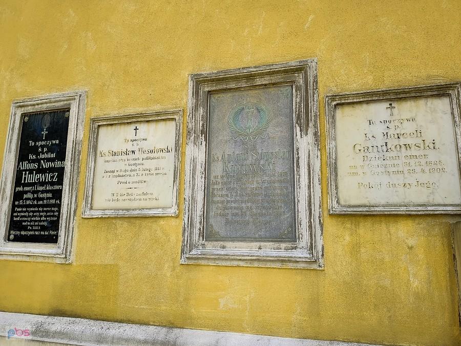 Tablice epitafijne księży na ścianie bazyliki świętogórskiej