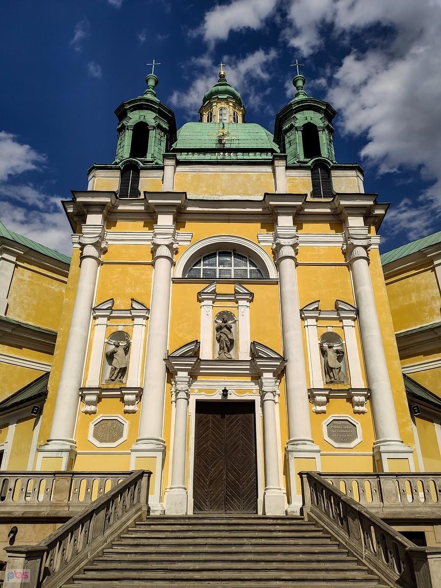 Bazylika na Świętej Górze - fasada świątyni z głównym wejściem
