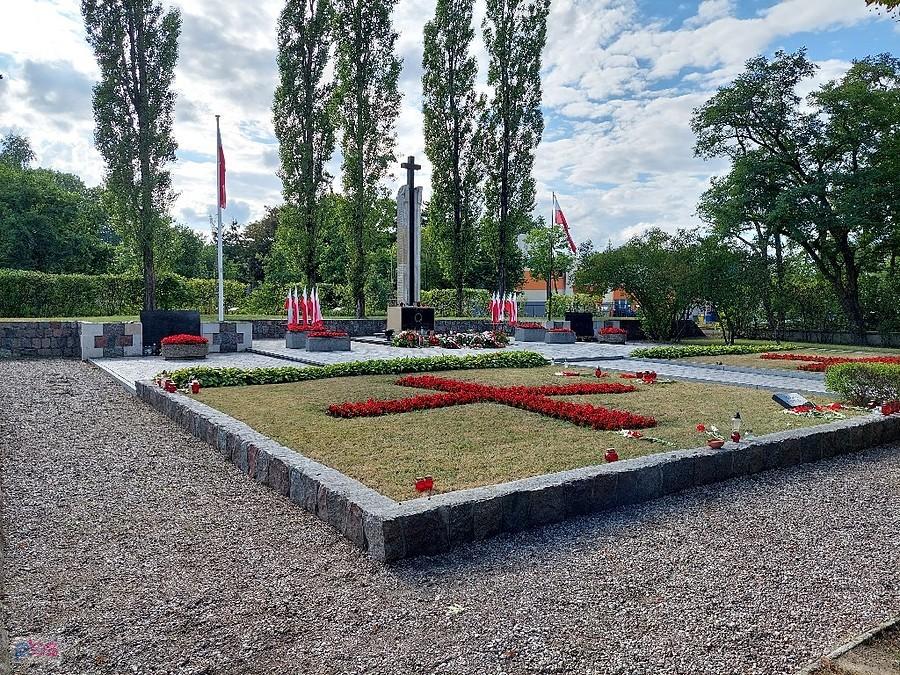 Przebrzmiały werble i przemówienia pozostał tylko łopot flag.
