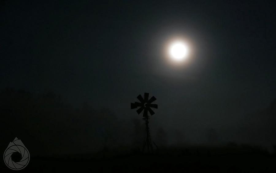 stary wiatrak gdzieś pośrodku pól